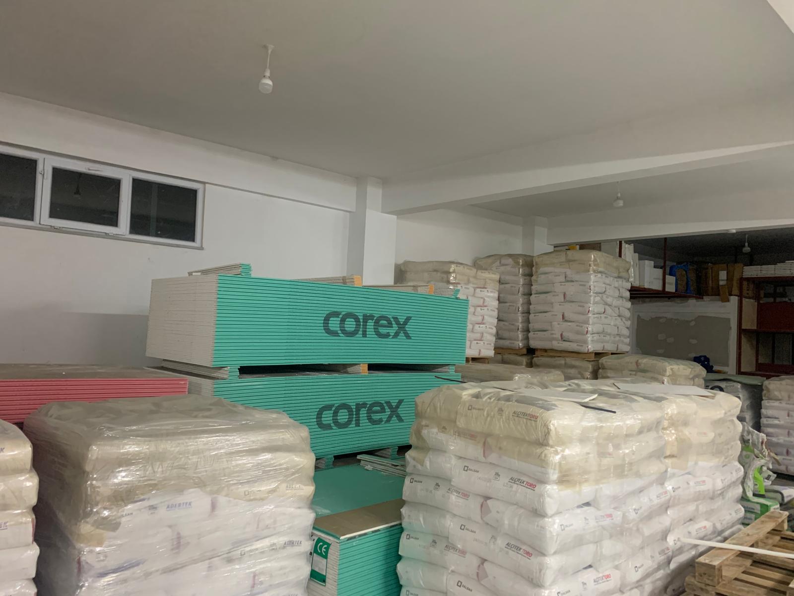 Karaca Yapı Market depo: alcipan ve torba alci stoklari