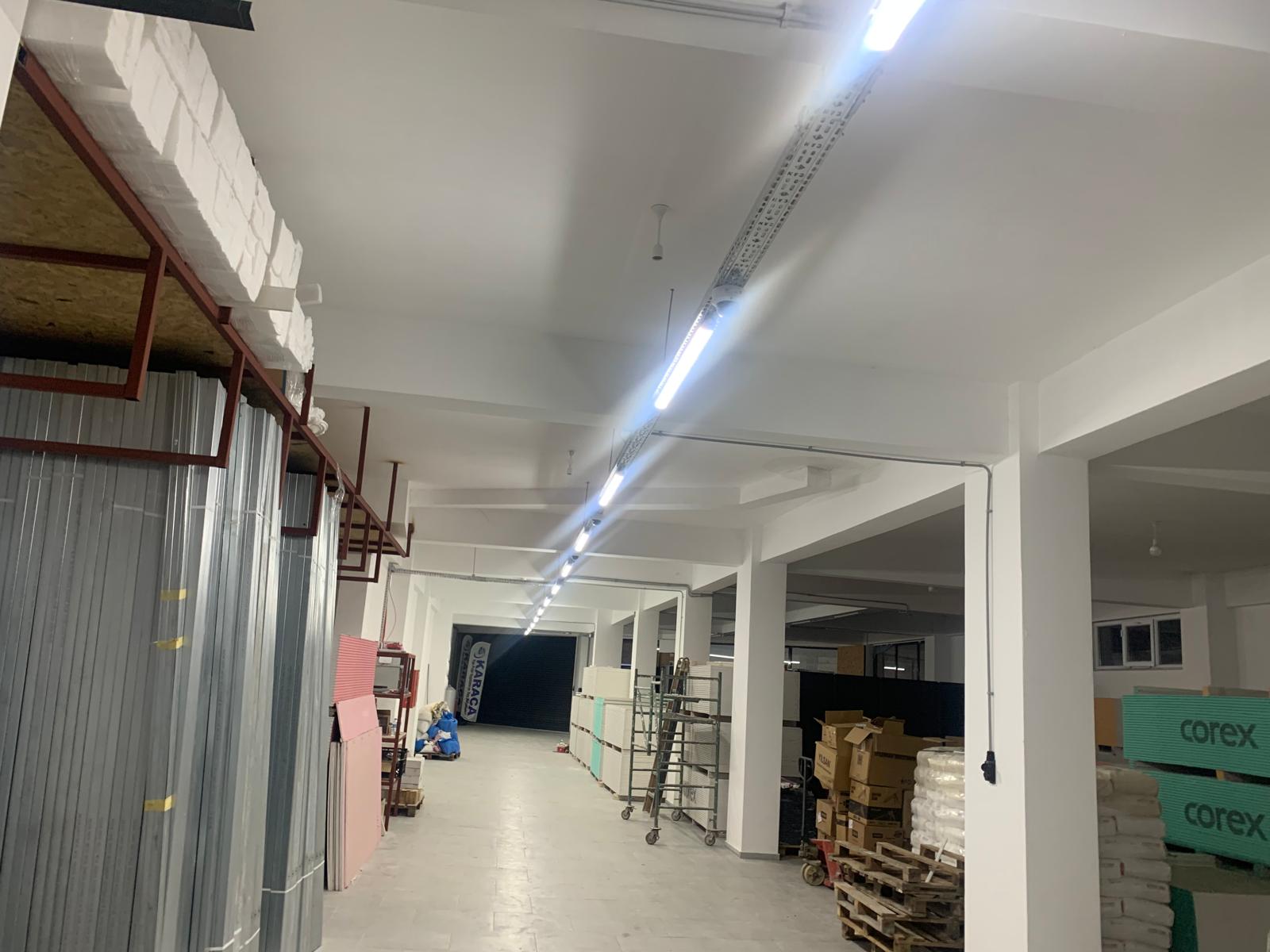 Karaca Yapı Market genis depo koridoru ve aydinlatma