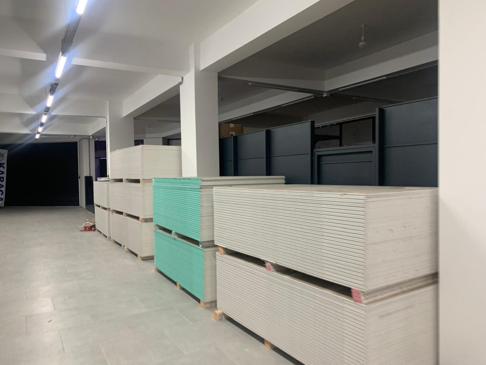 Beyaz ve yeşil levha stokları