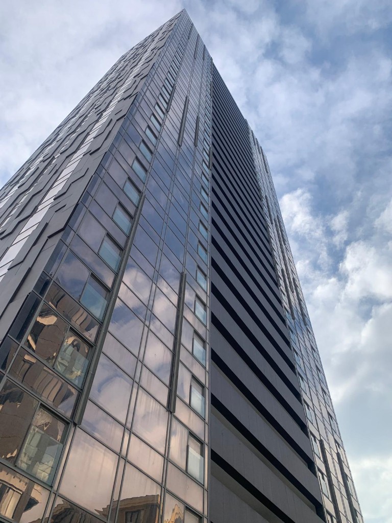 Altower Rezidans Göztepe — kule cephesi ve cam yansımaları