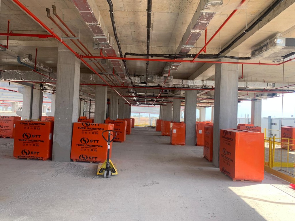 Çorlu Türkgücü OSB Metamin fabrikası — iç mekân, sprinkler ve HVAC tesisatı, malzeme paletleri