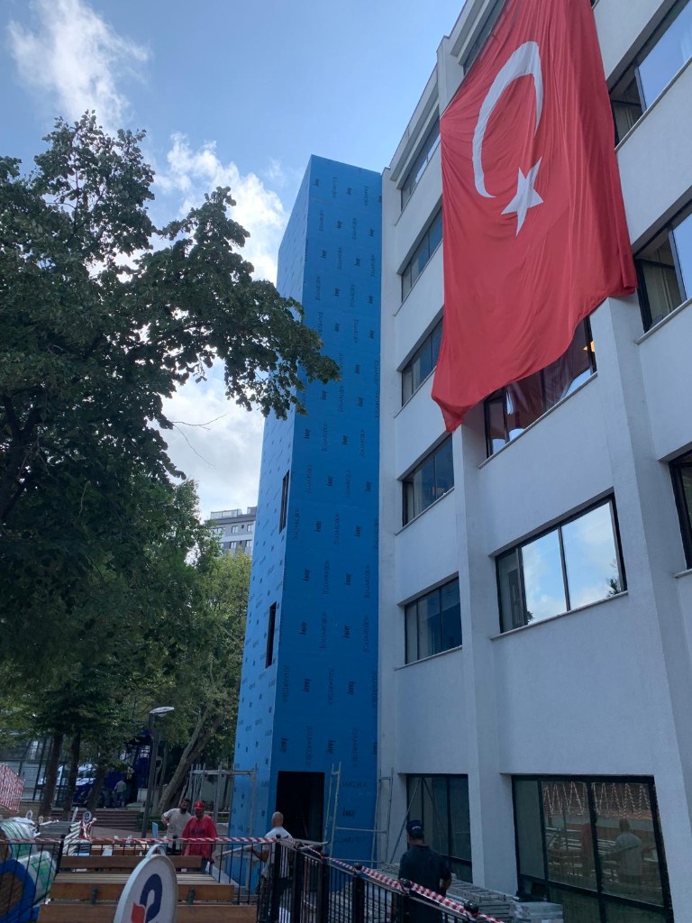 Eyüpoğlu Koleji — cepheye eklenen dikey hacim ve şantiye görünümü