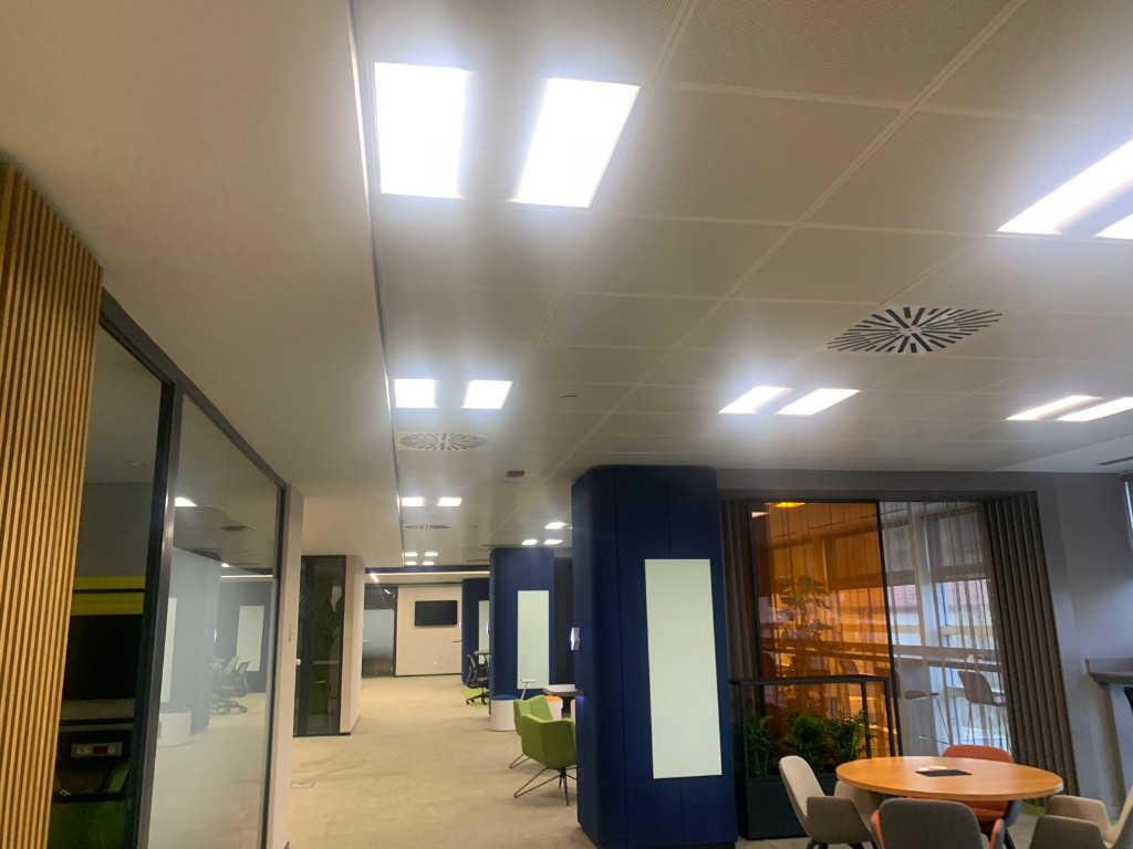 PepsiCo ofisi — açık plan çalışma alanı ve mavi kolonlar