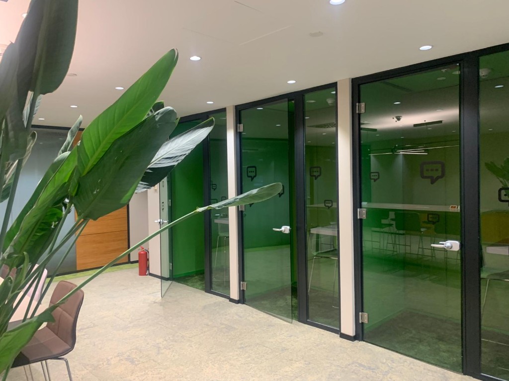 Cam cepheli toplantı hücreleri koridoru