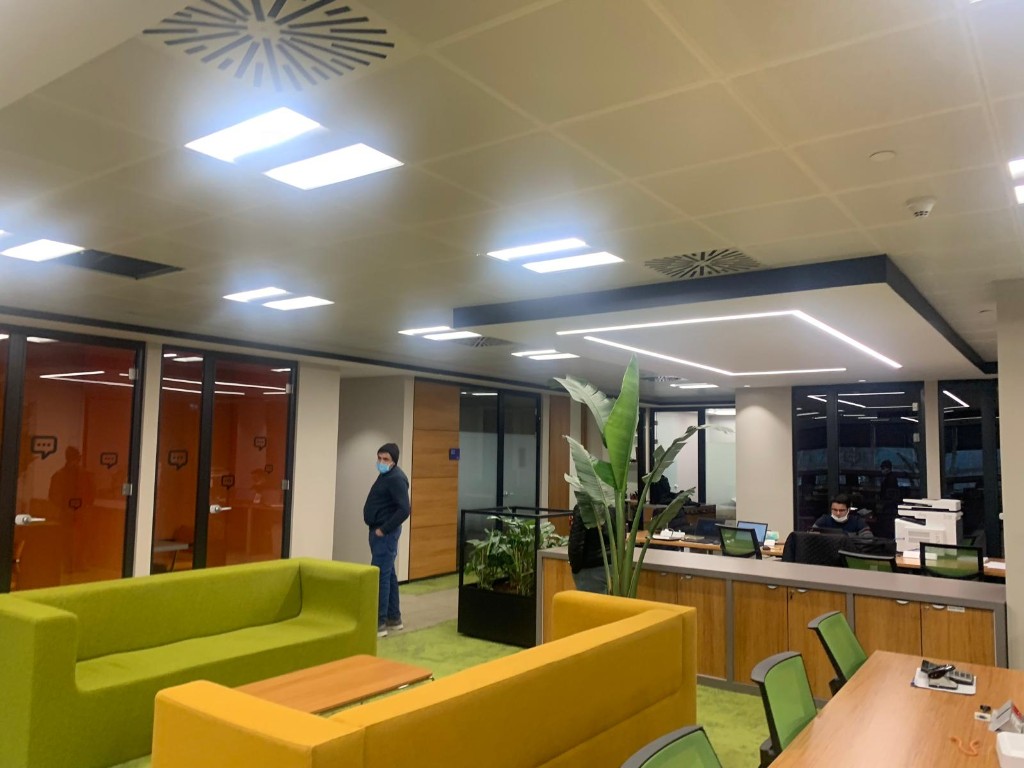 Renkli koltuklar ve ortak oturma alanı