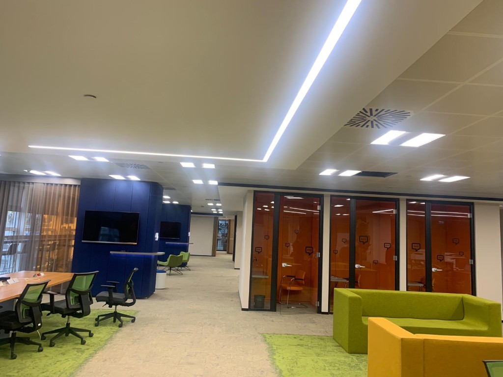 Ofis içi cam kabinler ve çok amaçlı alan